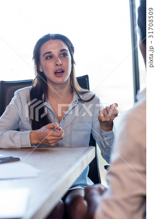 Colleagues having a meeting 31708509