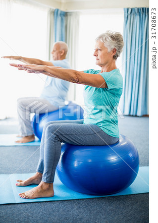 Seniors using exercise ball 31708673