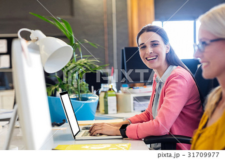 Casual businesswomen using technology Casual businesswomen using technology 31709977