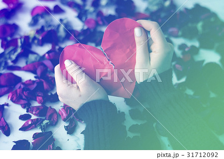 Hands holding and try to fix the heartbroken Hands holding and try to fix the heartbroken 31712092