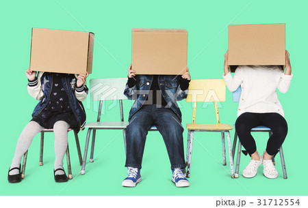 A kids and a boxes game 31712554