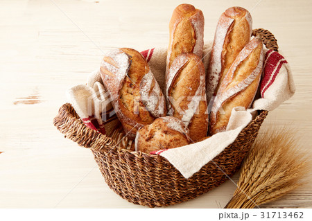 カゴに盛られたフランスパン 31713462