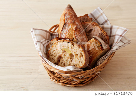 カゴに盛られたフランスパンの写真素材