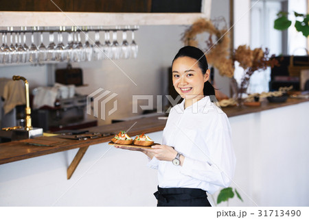若いカフェ店員 31713490