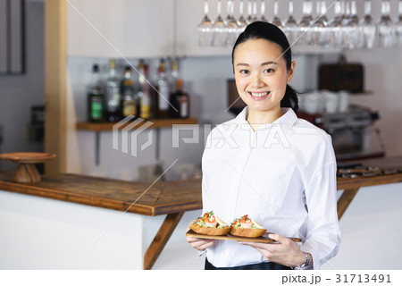 若いカフェ店員 若いカフェ店員 31713491