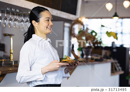 若いカフェ店員 若いカフェ店員 31713495