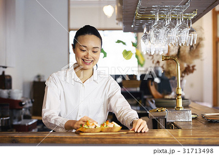 若いカフェ店員 若いカフェ店員 31713498