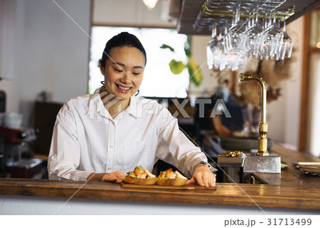 若いカフェ店員 若いカフェ店員 31713499