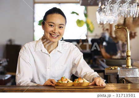 若いカフェ店員 若いカフェ店員 31713501