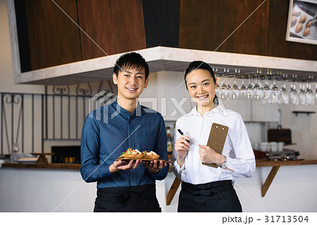 若いカフェ店員 若いカフェ店員 31713504