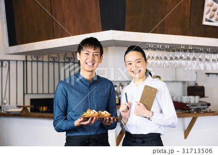 若いカフェ店員 若いカフェ店員 31713506