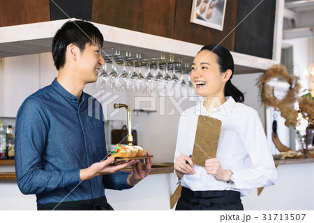 若いカフェ店員 31713507
