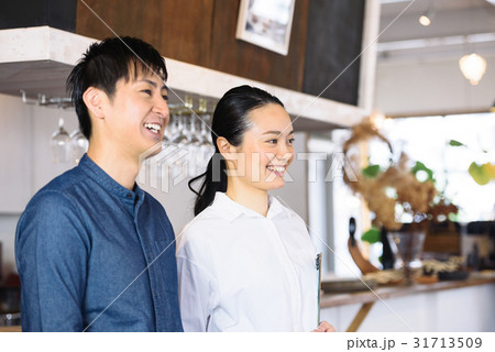 若いカフェ店員 若いカフェ店員 31713509