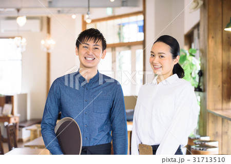 若いカフェ店員 31713510