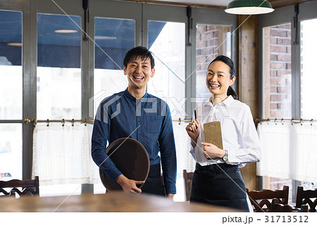 若いカフェ店員 31713512