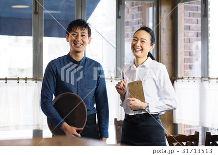 若いカフェ店員 31713513