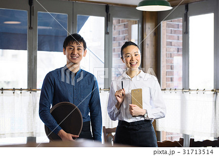 若いカフェ店員 31713514