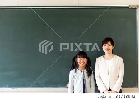 小学校、教師と生徒、コピースペース 小学校、教師と生徒、コピースペース 31713942