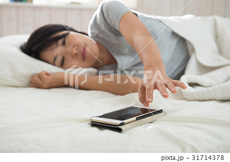 アラームで目覚める女性 31714378