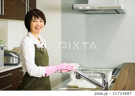 家事をする女性 家事をする女性 31714887