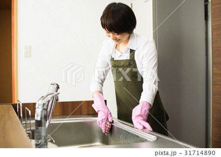 家事をする女性 家事をする女性 31714890