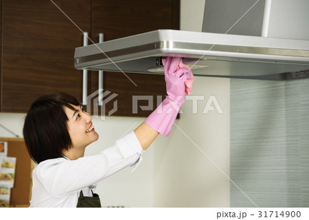 家事をする女性 31714900