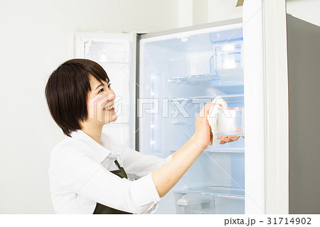 家事をする女性 31714902