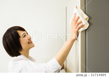 家事をする女性 31714905