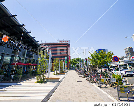 名古屋市千種区 星が丘駅前 東山通り 星が丘テラスｔｈｅｋｉｔｃｈｅｎ前の町並の写真素材