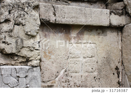 Bas-relief carving with of a Mayan king, Palenque 31716387