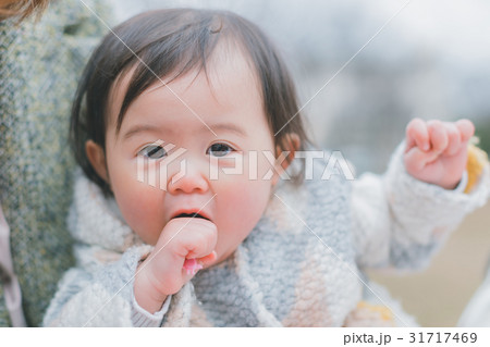 play at the park　1 year old 31717469