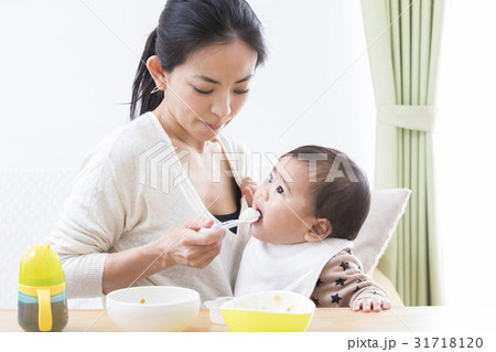 子供に離乳食を食べさせるお母さん 31718120