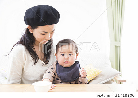 子供におやつを食べさせるお母さん 31718206