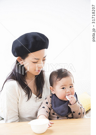 子供におやつを食べさせるお母さん 31718207