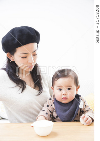 子供におやつを食べさせるお母さん 子供におやつを食べさせるお母さん 31718208