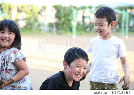 泥んこ遊び 31718567