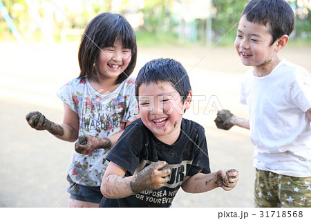 泥んこ遊びの写真素材