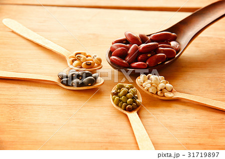Different kinds of Grains, five grains 31719897