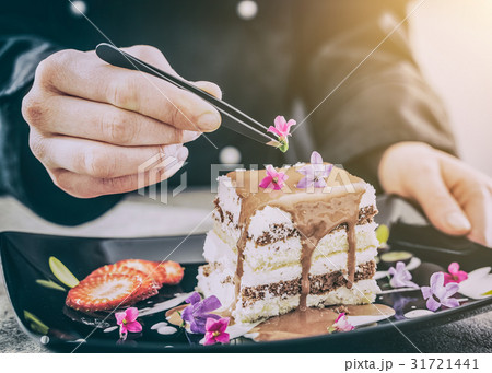 The chef prepares a dessert. The chef prepares a dessert. 31721441