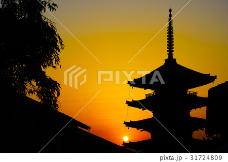 五重塔と夕日 31724809