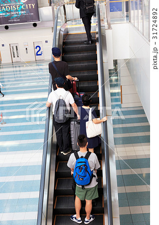 旅行イメージ　空港のエスカレーターに乗る旅行客　撮影協力：福岡空港 31724892