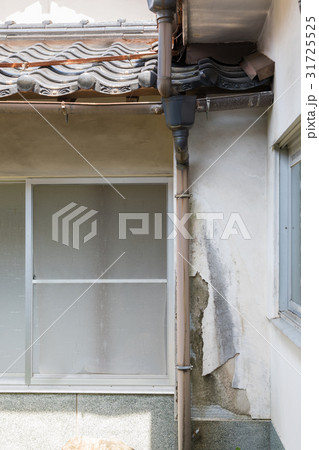 古い日本家屋 雨樋からの雨漏り 壁の剥がれの写真素材