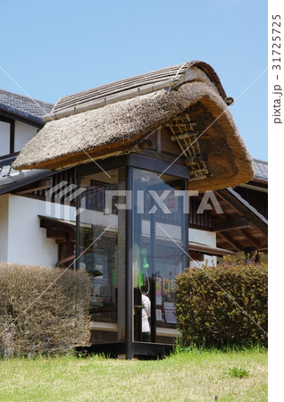茅葺き屋根電話ボックス 31725725