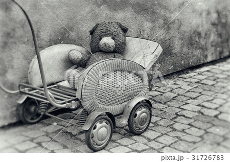 Old bear toy 31726783