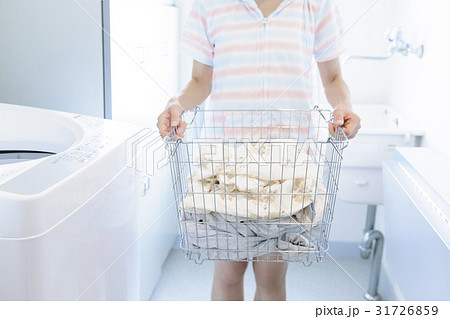 洗濯をする女性　　ライフスタイル 31726859