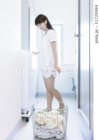 洗濯をする女性 ライフスタイル 洗濯をする女性 ライフスタイル 31726984