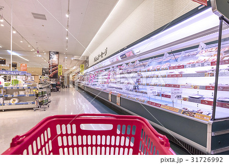 買い物カート　買い物イメージ　スーパーマーケット　 31726992