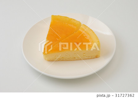お皿にのせたチーズケーキ 白背景 31727362