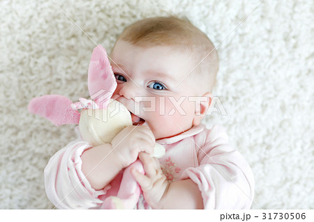 Cute baby girl playing with colorful pastel Cute baby girl playing with colorful pastel 31730506