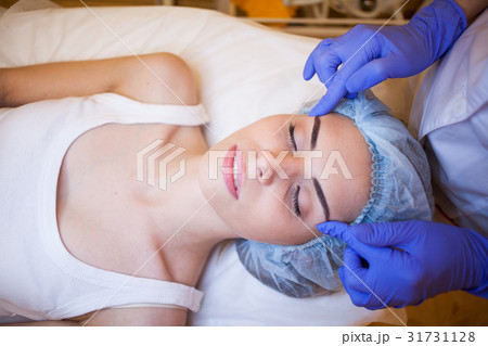 doctor cosmetologist doing facial massage girl spa 31731128